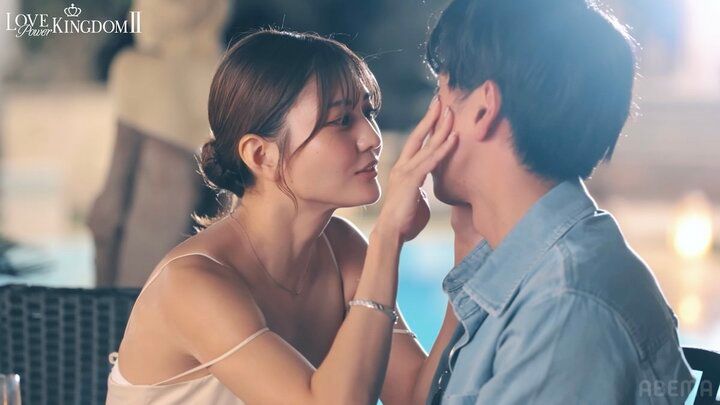 【写真・画像】顔に手を添え“指挟み”キス…“世界で最も美しい顔”29歳タレント、イケメン内科医に濃厚アプローチ 3枚目