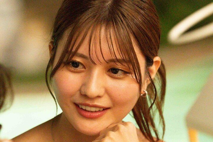 【写真・画像】顔に手を添え“指挟み”キス…“世界で最も美しい顔”29歳タレント、イケメン内科医に濃厚アプローチ 1枚目