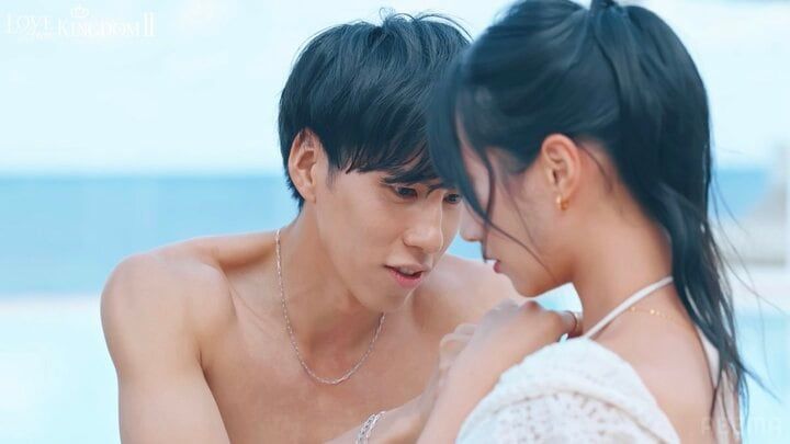 【写真・画像】水着の紐をずらされペタリ…31歳“魔性”レースクイーン、イケメン内科医と刺激的すぎるスキンシップ「気持ちいい」 3枚目