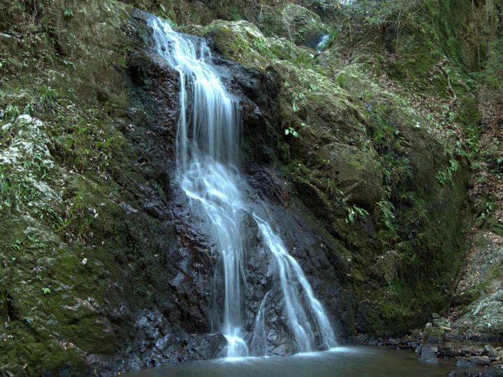 All About ニュース編集部が全国250人を対象に実施した「滝に関するアンケート」の調査結果から、冬に行きたい「岡山県の滝」ランキングを発表！ 2位「血洗の滝」を抑えた1位は？