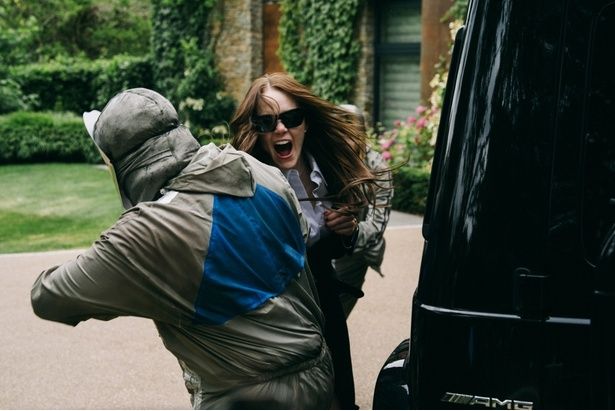 女性CEOミシェルは、帰宅直後、突然2人の男に襲われる！ [c]2025 FOCUS FEATURES LLC.