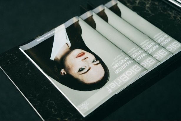 【写真を見る】そんなところにヒントが!?ナオキマンが教える、『ブゴニア』に隠された陰謀論シンボル… [c]2025 FOCUS FEATURES LLC.