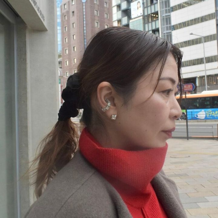 耳元で輝く少し大ぶりなアクセサリー