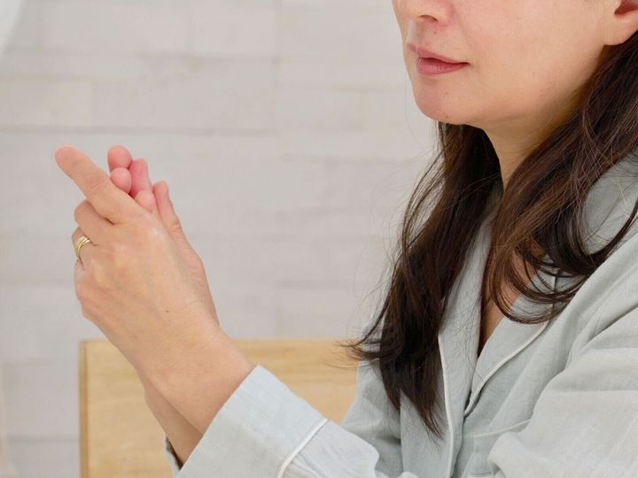 【形成外科医が回答】朝起きたときに指が動かしにくいと感じる「朝のこわばり」は、関節リウマチの代表的な初期症状です。しかし、その症状だけで断定はできません。なぜこわばりが起こるのか、メカニズムとその他の症状のチェックポイントを解説します。（※画像：Shutterstock.com）