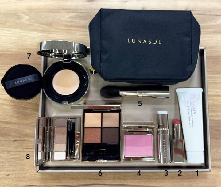 1.「リサージ」のハンドクリーム。2.血色感リップ。3.ハイライトでみずみずしいツヤと潤いをチャージ。4.お疲れ顔になりかけたらピンクチーク。5.チークをのせるブラシ。6.陰影アイパレット。7.春新作のファンデはみずみずしいツヤ。8.眉から目まわりすべてお任せできる逸品。