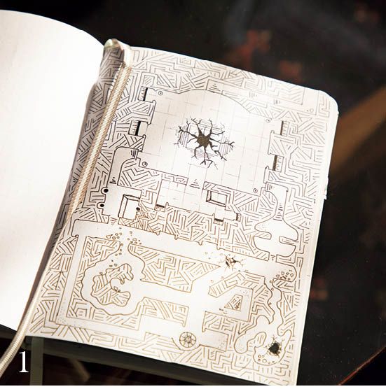 1.細い線をびっしり書き込んだダンジョンマップのような迷路と幾何学柄。 