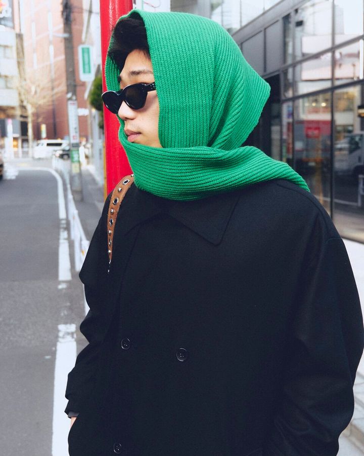 【スナップ】シンプルな王道コーデに1色加えることで印象がらり一変