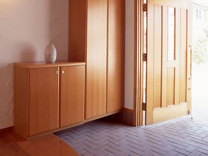 自分の家ではなかなか気付けない「玄関の臭い」。よそのお宅に行くと気付く人もいるはずです。玄関が臭い原因は何なのか、玄関を臭わせないためには何をすればいいのか。今回は、家事アドバイザーの視点でその対策をご紹介します。