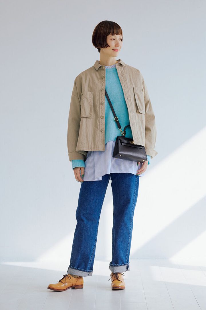 Denim: デニムパンツ ユニクロ アンド ジェイ ダブリュー アンダーソン ¥4,990 ジャケット¥71,500／パドカレ（パドカレ六本木）、 ニット¥39,600／プレインピープル（プレインピー プル青山）、ロングシャツ¥26,400／ヴェリテクール、 バッグ¥18,700／オウレンティ（セムインターナショ ナル）、シューズ¥50,600／プリュス バイ ショセ