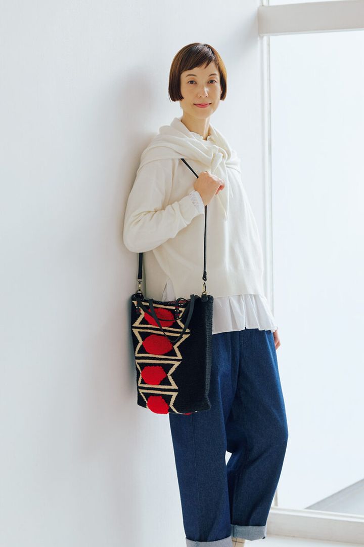 Denim: デニムテーパードパンツ 無印良品( 無印良品 銀座） ¥1,990 同素材の三角スカーフ付きのニット¥20,900 ／ロワズィール、ブラウス¥24,200／ヴェリテクール、バッグ¥41,800 ／エンシャラ（プレインピープル青山）