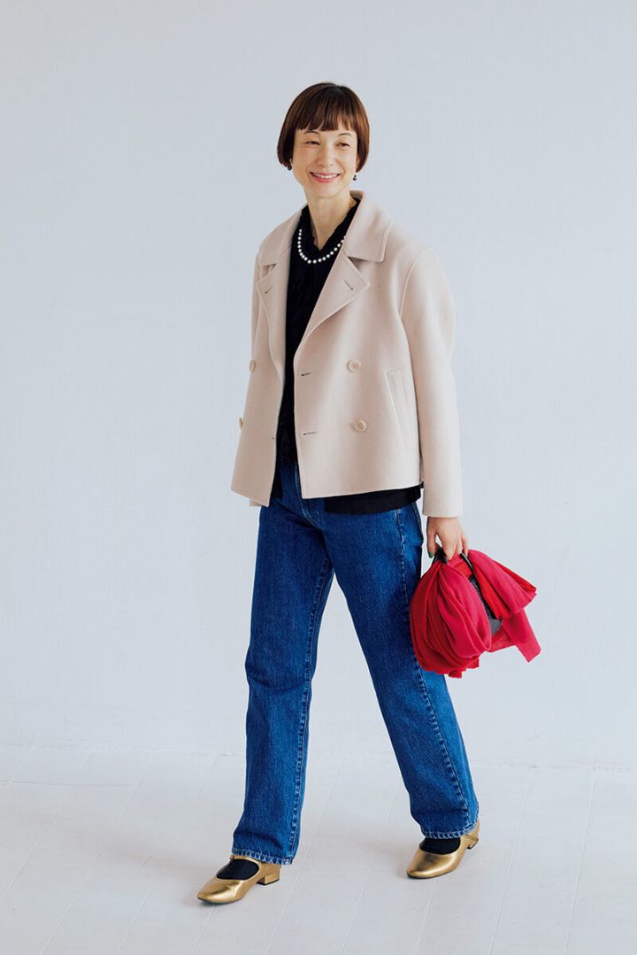 Denim: デニムパンツ ユニクロ アンド ジェイ ダブリュー アンダーソン ¥4,990 ジャケット¥7,990／ユニクロ、パール付きカーディガン¥26,400／ハリス×ケイコ オカモト（金万）、フリルシャツ¥28,600／ヴェリテクール、シューズ¥28,600／ アデュー トリステス、バッグ¥36,300／マスター＆コー（マッハ５５リミテッド）、ストール¥52,800 ／プレインピープル（プレインピープル青山）