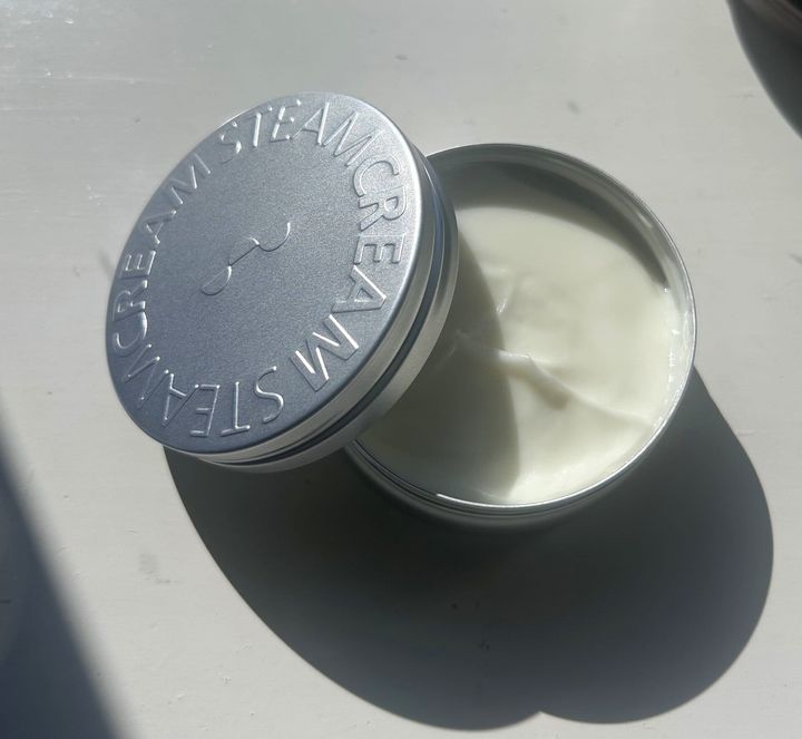 ピュアスチーム製法で作られたSTEAMCREAM（スチームクリーム）のなめらかなテクスチャー