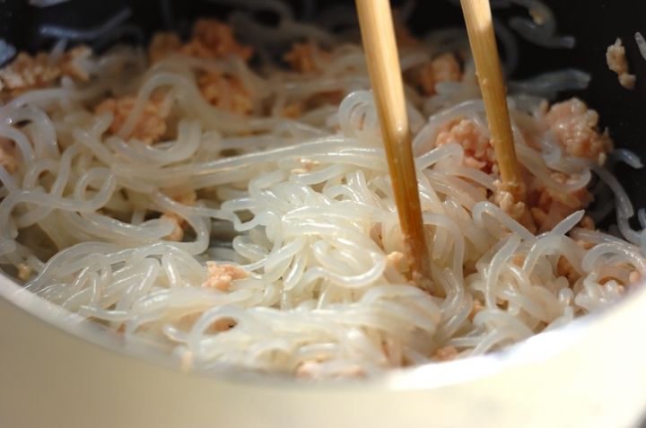 しらたきの鶏そぼろ炒めの作り方2