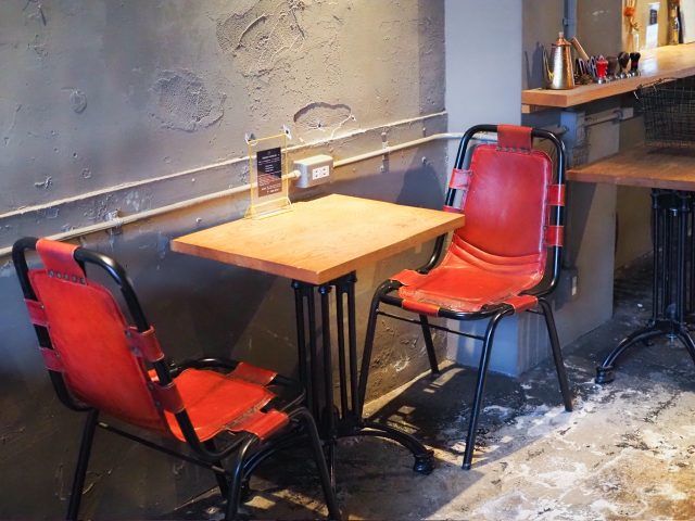 DIXANS 水道橋 店内のテーブル席