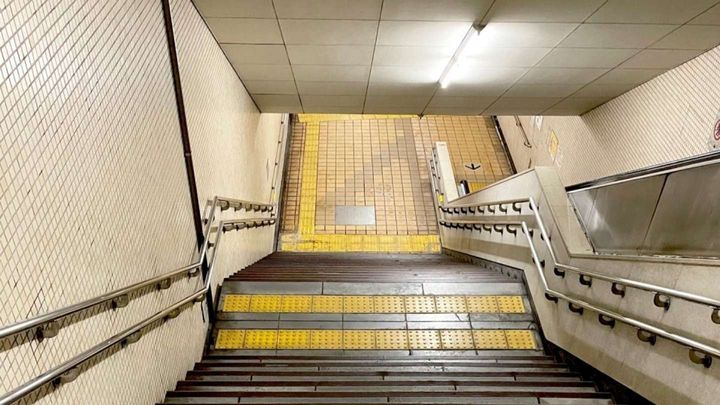 駅の階段で（画像はphotoAC）