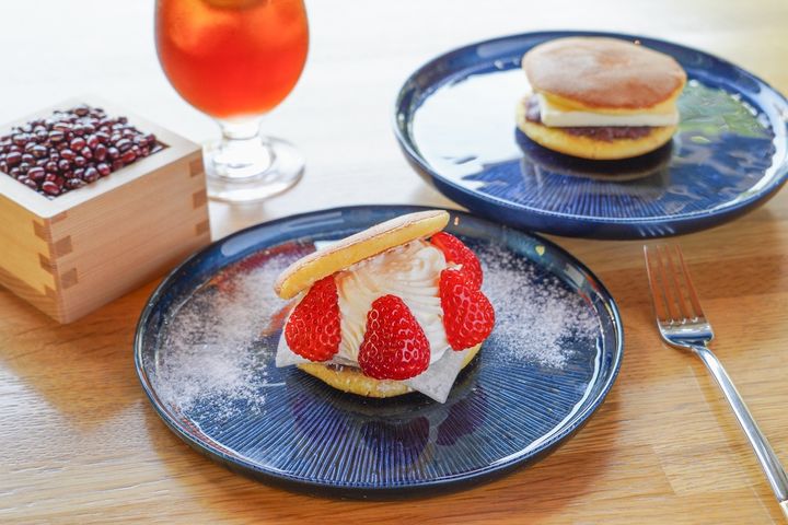 手前「生どらやき フルーツ」、奥「生どらやき あんバター」／©相楽園パーラー