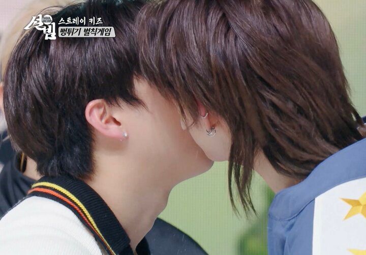 【写真・画像】Stray Kidsチャンビン「唇に触れた」ヒョンジンと大接近しファン絶叫 1枚目