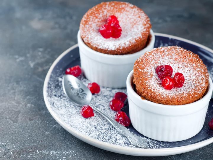 All About ニュース編集部が全国250人を対象に実施した「ご当地スイーツに関するアンケート」の調査結果から、バレンタイン・ホワイトデーに渡したい「宮城県のご当地スイーツ」ランキングを発表！ 2位「仙台のいちご焼きショコラ」を抑えた1位は？ ※画像はイメージです