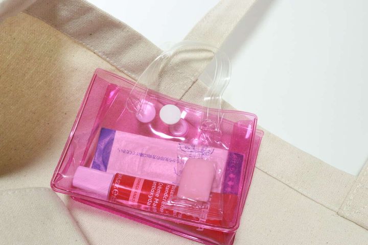 ダイソーのクリアバッグ（ミニ、B）に衛生グッズを入れる