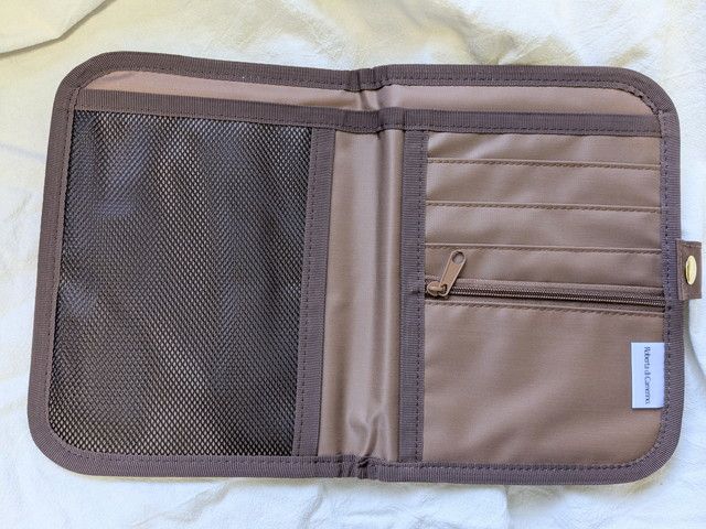 マルチケースを開いた状態 メッシュポケットとカードポケットとファスナーポケットが見える