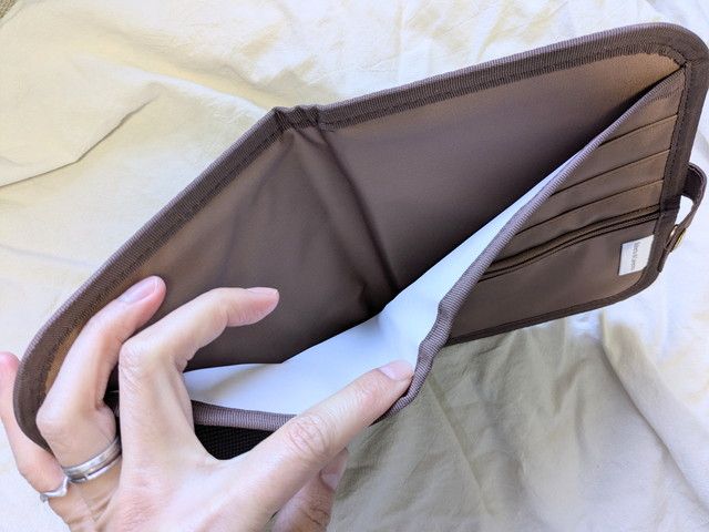 マルチケースの大きめポケットに書類を入れている様子