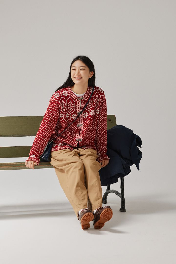 北欧柄の赤いカーディガンは人生初古着！丈短チノパンで軽やかに着こなし【FUDGE FRIEND おしゃれさんの毎日コーディネート vol.652｜ 栁沼芽以】