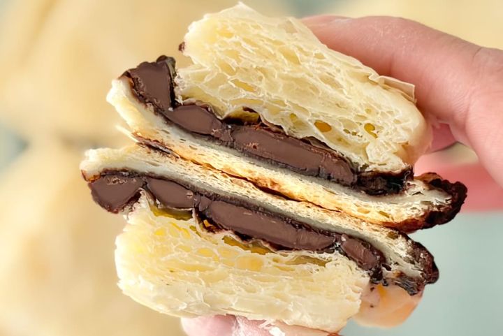 チョコが丸ごと入ってる！【ローソン】おやつに食べたい白いパンが登場