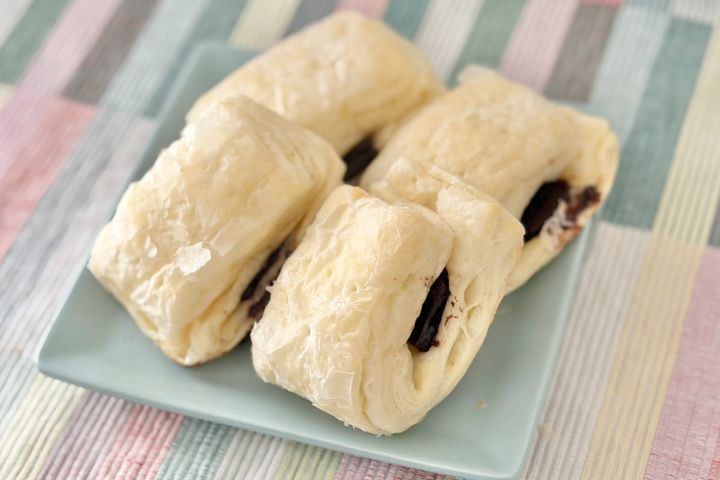 チョコが丸ごと入ってる！【ローソン】おやつに食べたい白いパンが登場