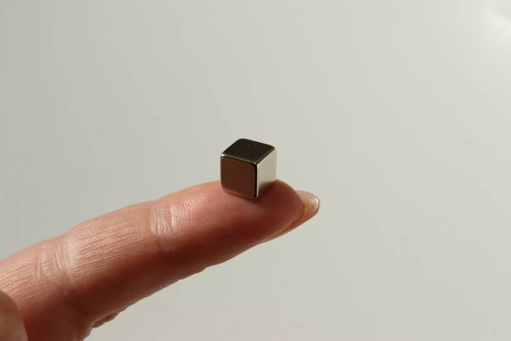 セリアの角型超強力マグネットはスタイリッシュなデザイン