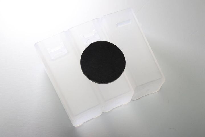 マグネットシート（補助プレート付、丸、3セット、シルバーカラー） 貼り付け