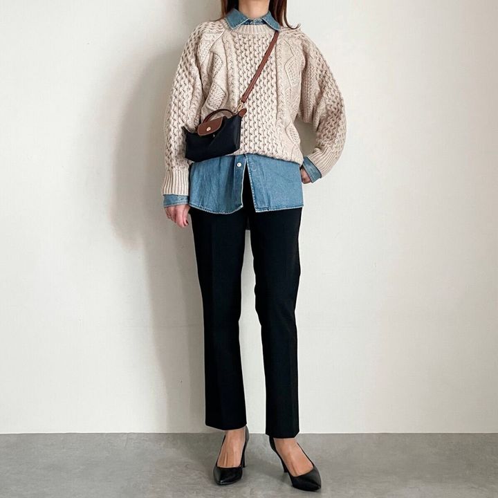 デニムシャツとニットレイヤードコーデ