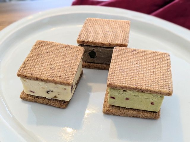 蒜山ジャージーバターサンド3種（皿に並んだ状態）