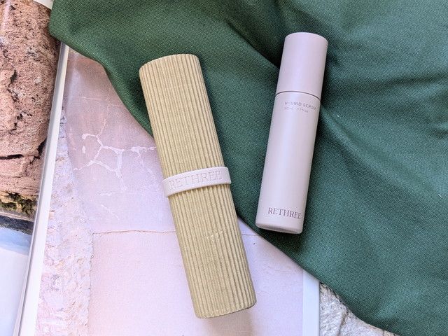 RETHREE HYBRID SERUMの本体とケース