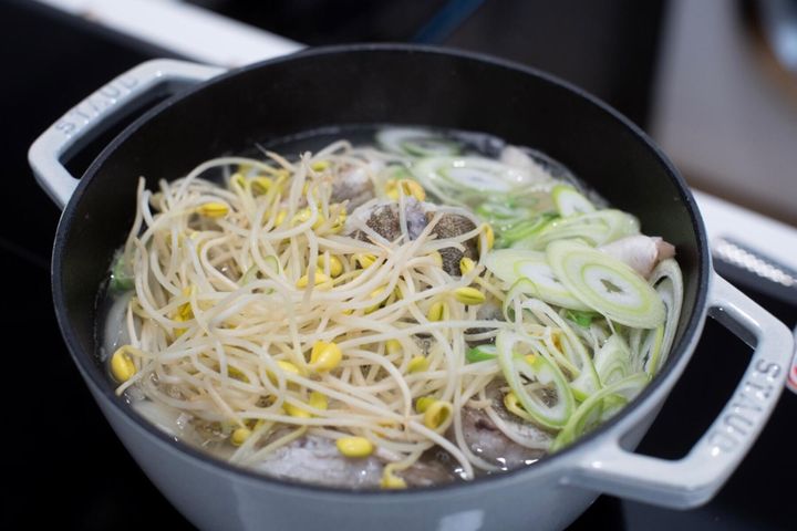 鱈を入れて、味付けをする