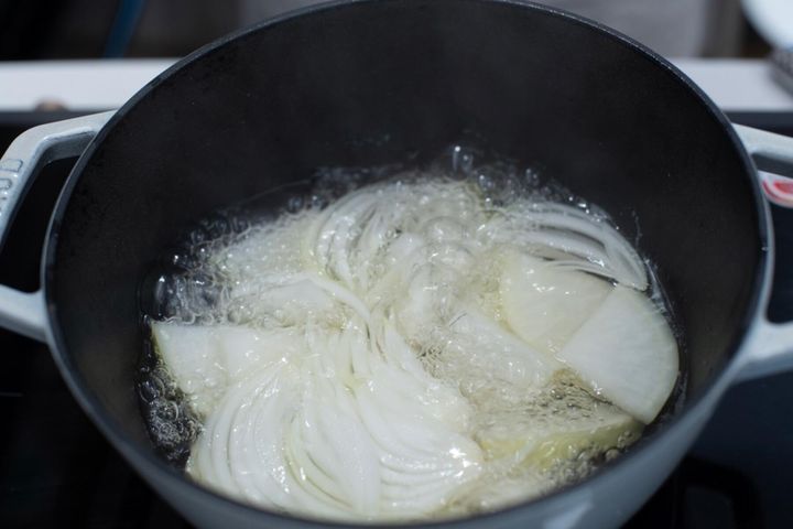 大根と玉ねぎを煮る