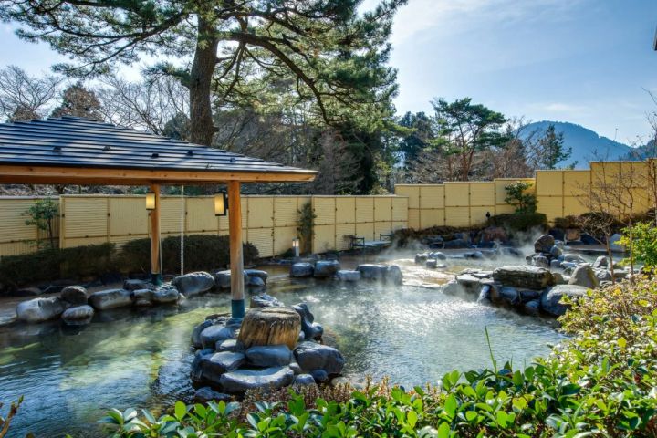 露天風呂のある美しい庭園