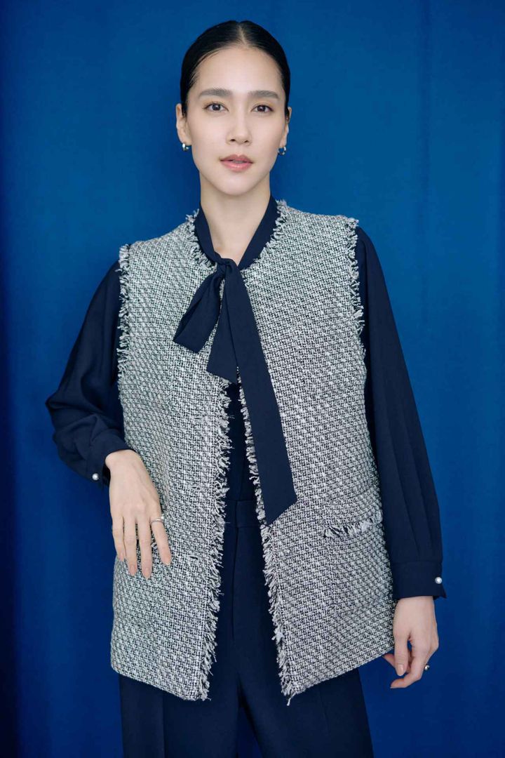 画像: ジレ￥39,600・ブラウス￥22,000・パンツ￥26,400（ROPÉ） www.rope-jp.com