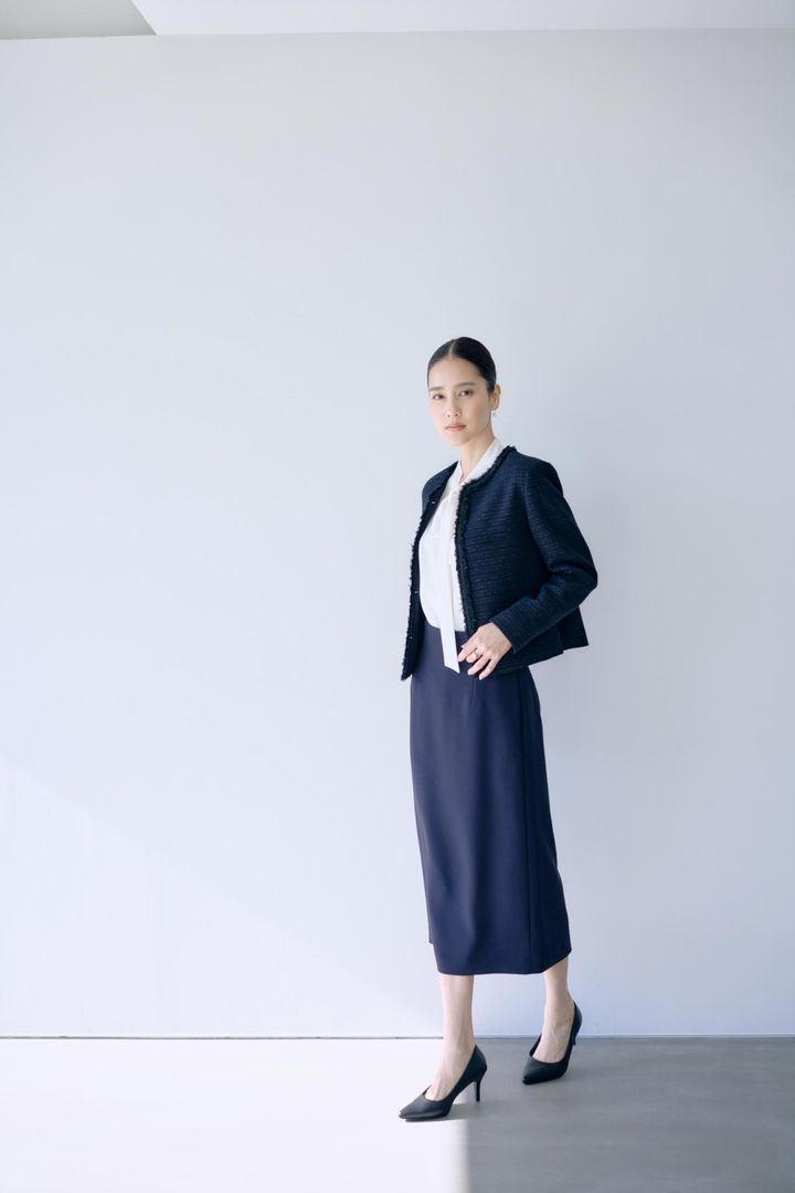 画像: ジャケット￥42,900・ブラウス￥22,000・スカート￥25,300（ROPÉ） www.rope-jp.com