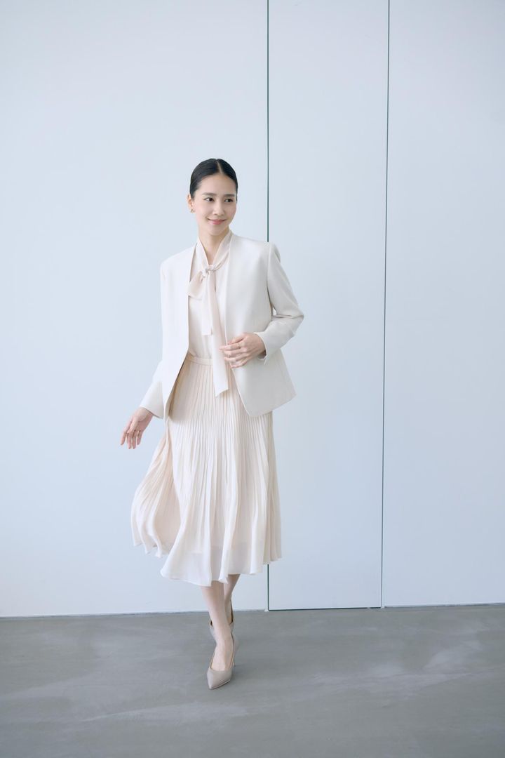 画像: ジャケット￥36,300・中に着たドレス￥49,500（ROPÉ） www.rope-jp.com