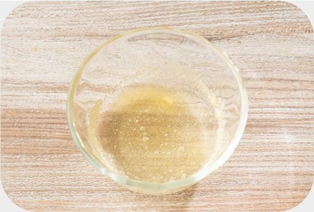 粉ゼラチンを水でふやかしておく （C）ぼく／KADOKAWA