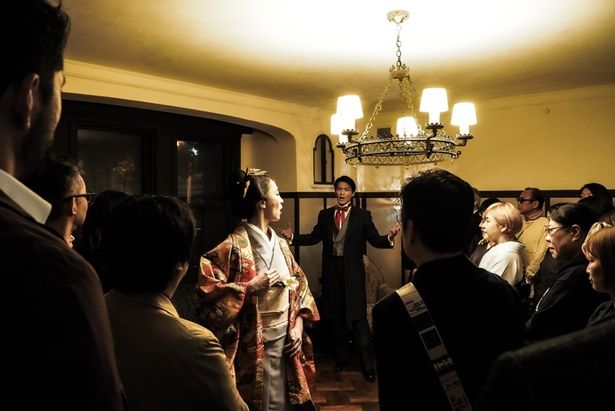 2025年3月に上演されたイマーシブオペラ『椿姫』の様子。観客が演者を間近に囲む没入型の空間が特徴