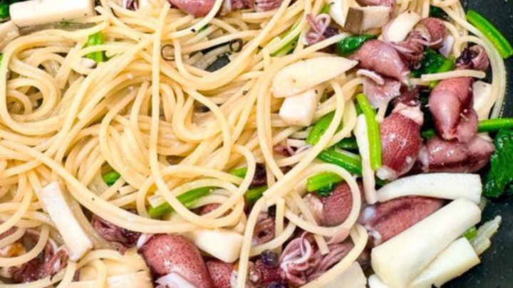 太田さん：「富山市民にとって、富山湾のホタルイカは身近な春の味覚であり、今年も豊漁を期待しています。地元の食卓だけでなく、富山を訪れる旅行者の皆様にも、この季節だけの味を気軽に味わっていただければ嬉しく思っております」