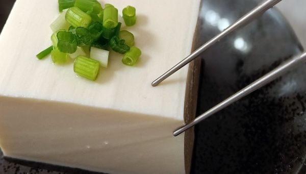 岩チタン箸「無玄」が、クラファンにて先行発売。極細1.5mmの箸先で、使いやすさを追求。