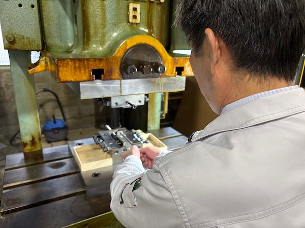 岩チタン箸「無玄」が、クラファンにて先行発売。極細1.5mmの箸先で、使いやすさを追求。