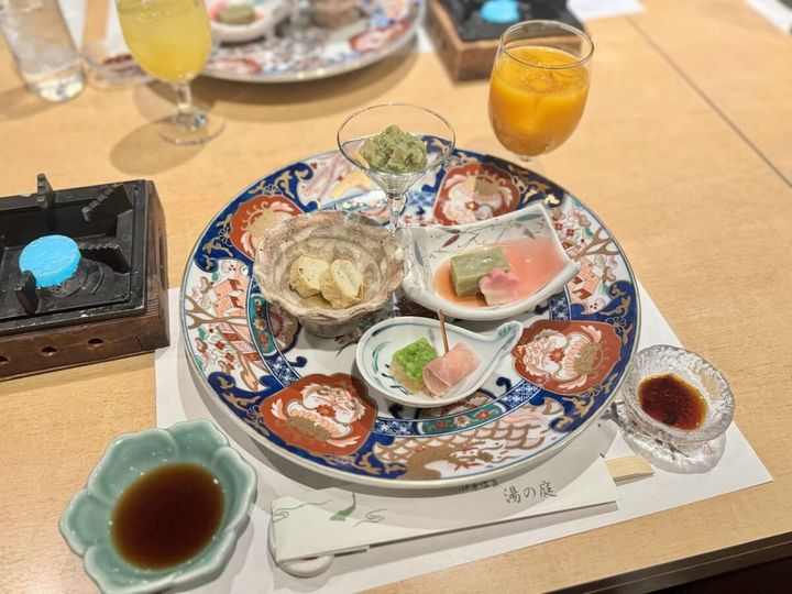 茶会皿(前菜)「筍木の芽和え、桜海老鶯寄せ、蛤進上湯葉巻、生ハムチーズ、蓬豆腐」