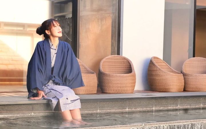 ラフォーレ伊東 足湯を楽しんでいる女性の様子