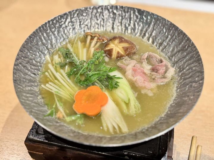 台物「伊東ぐり茶しゃぶしゃぶ 牛肉 長葱 椎茸 スイスチャード アスパラ、ニューサマーポン酢」しゃぶしゃぶ中の様子