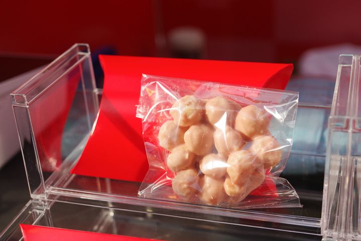ザ・カハラ・ホテル＆リゾート 横浜「マカダミアナッツチョコレート あまおう［100個/日限定］」1,500円
