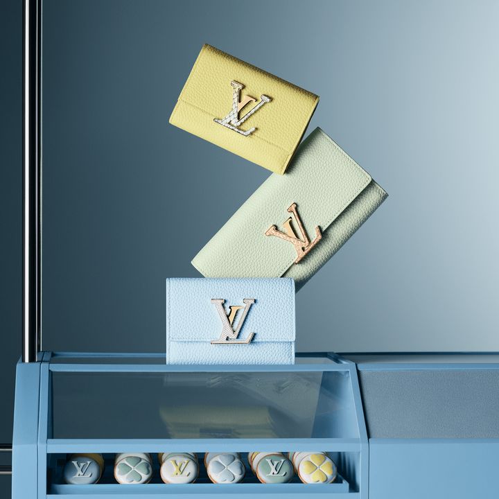 〈上下〉日本限定 ポルトフォイユ･カプシーヌ コンパクト ￥194,700 〈中央〉日本限定 ポルトフォイユ･カプシーヌ ￥231,000