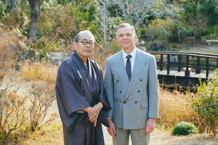 ドラマ『魯山人のかまど』に出演する（左から）藤竜也、サイモン・ペッグ （C）NHK width=